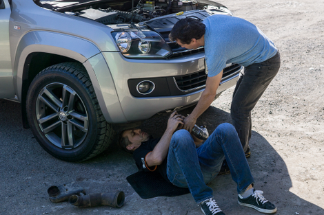 Illustration for article titled What does One of Brazil's Best Rally Pairs do When Their Car Breaks Down?